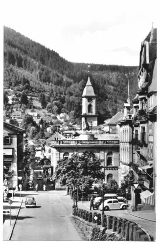 AK, Wildbad im Schwarzw., Straßenpartie mit Kirche, um 1965