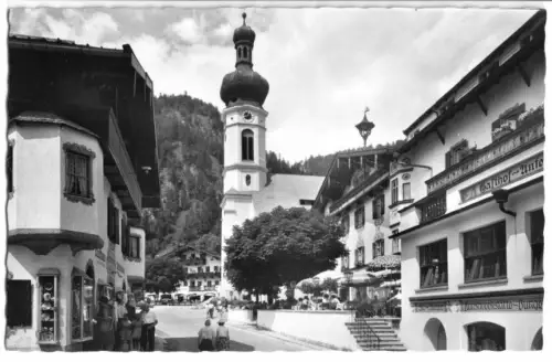 AK, Reit im Winkl, Ortsstr. mit Kirche, belebt, um 1960