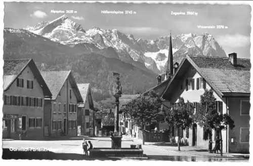 AK, Garmisch-Partenkirchen, Floriansplatz mit Zugspitzgruppe, 1961