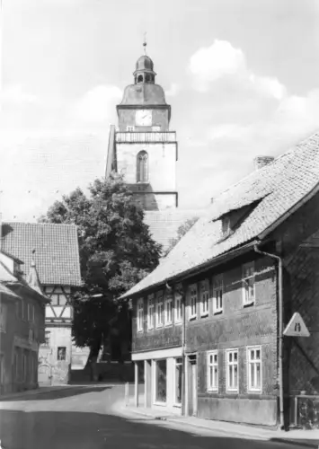 AK, Eisfeld Kr. Hildburghausen, Straßenpartie mit Blick zur Kirche, 1973