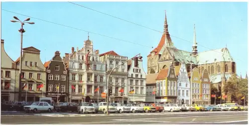 AK lang, Rostock, Ernst-Thälmann-Platz, beflaggt, zeitgen. Pkw, 1985