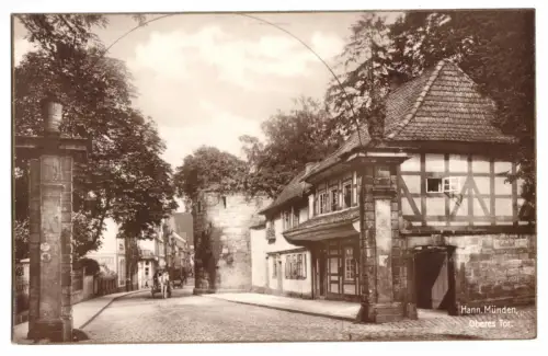 AK, Hann. Münden, Straßenpartie mit Oberem Tor, um 1928