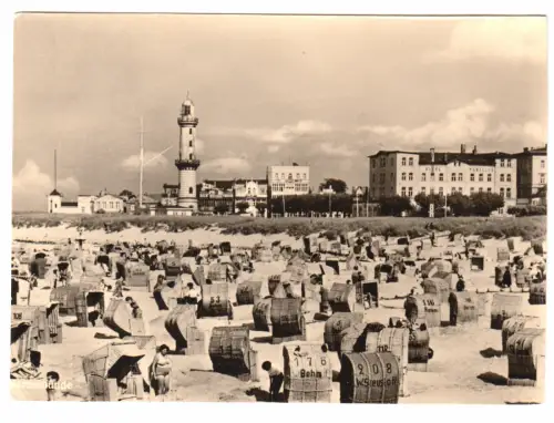 AK, Rostock - Warnemünde, Blick vom Strand zum Leuchtturm vor Teepott, 1957