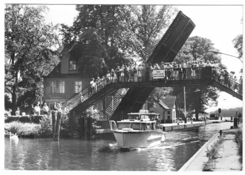 AK, Wolterdorf b. Erkner, Kr. Fürstenwalde, Partie an der Schleuse, belebt, 1983