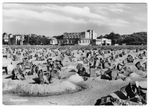 AK, Rostock - Warnemünde, Blick vom Strand zum Kurhaus, 1957