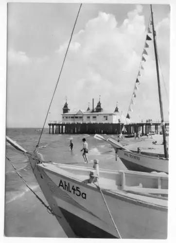 AK, Seebad Ahlbeck, Blick zum Strandcafé mit Fischerbooten, 1972