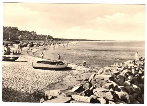 AK, Thiessow Rügen, Strandpartie belebt, Fischerboote, 1966