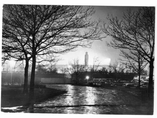 AK, Leipzig, Blick zum Stadion der Hundertausend, Nachtansicht, 1959