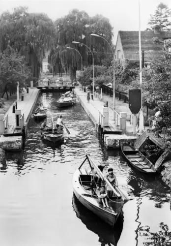 AK, Storkow Kr. Beeskow, Schleuse, belebt, 1977