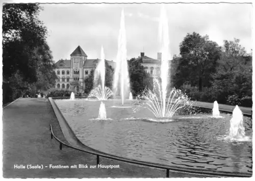 AK, Halle Saale, Fontänen mit Blick zur Hauptpost, 1963