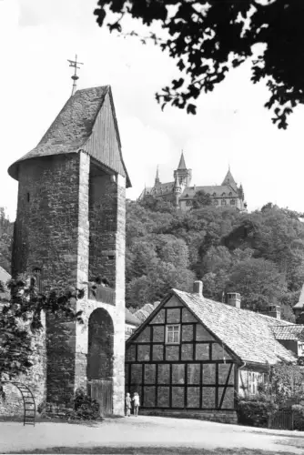 AK, Wernigerode Harz, Stadtmauer am Vorwerk und Schloß, 1975