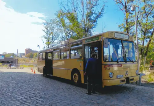 Foto im AK-Format, Berlin, BVG, Mercedes-Bus vor Monumentenhalle, 2018