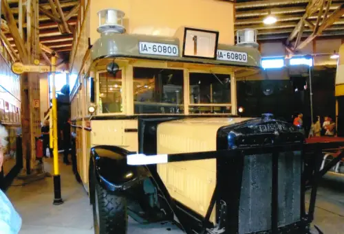 Foto im AK-Format, Berlin, BVG, histor. Bus in Ausstellung, Linie 1, um 1995