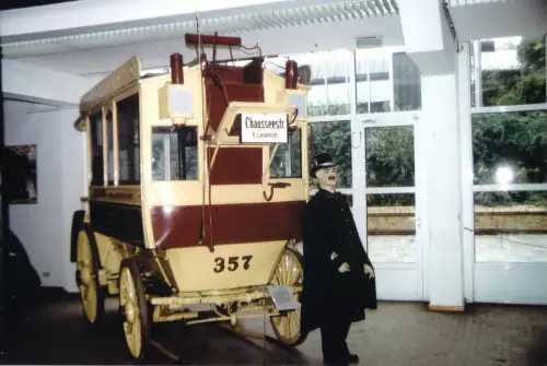 Foto im AK-Format (2), Berlin, Karosse eines Pferdeomnibusses in Ausstellung