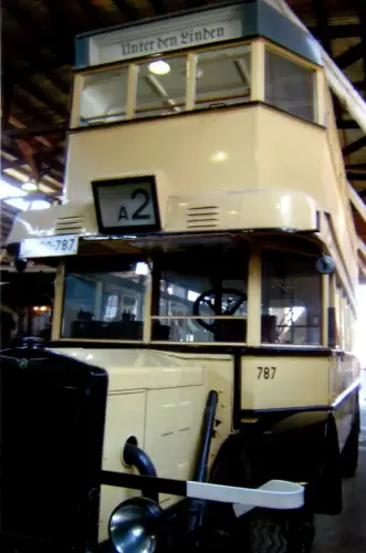 Foto im AK-Format, Berlin, BVG, histor. Bus in Ausstellung, Linie A2, um 1995