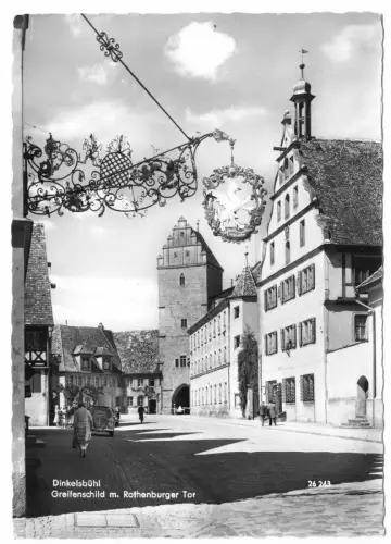 AK, Dinkelsbühl, Straßenpartie belebt, Greifenschild, Rothenburger Tor, 1966