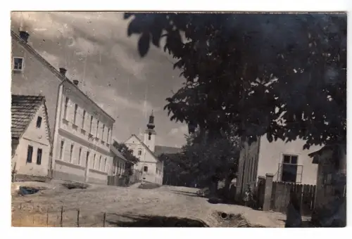 AK, Kutina, Kroatien, Straßenpartie mit Kirche, 1945