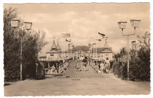 AK, Seebad Ahlbeck auf Usedom, Aufgang zu Seebrücke, belebt, 1960
