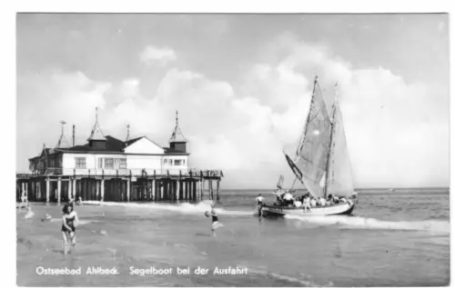 AK, Seebad Ahlbeck auf Usedom, Seebrücke und Segelboot bei Ausfahrt, 1956