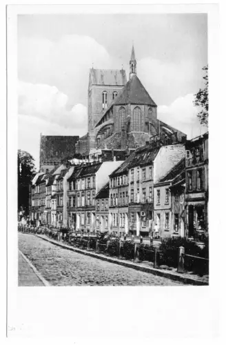 AK, Wismar, Straßenpartie mit Blick zur Nikolaikirche, 1953