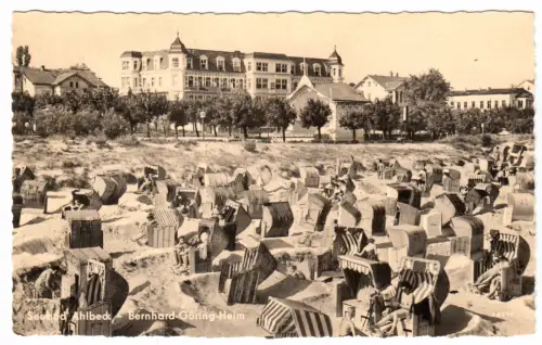 AK, Seebad Ahlbeck auf Usedom, Strand belebt und Bernhard-Göring-Heim, 1960