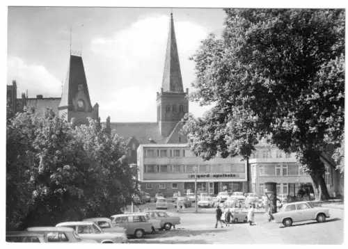 AK, Bergen Rügen, Marktplatz belebt, 1976