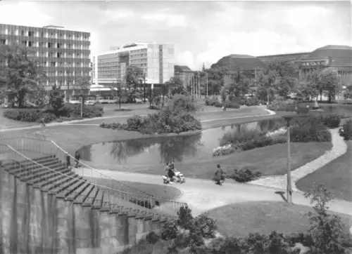 AK, Leipzig, Schwanenteich, Hauptbahnhof und Interhotel Stadt Leipzig, 1972