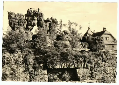 AK, Kurort Oybin Zittauer Gebirge, Felsentor und Töpferbaude auf d. Töpfer, 1962