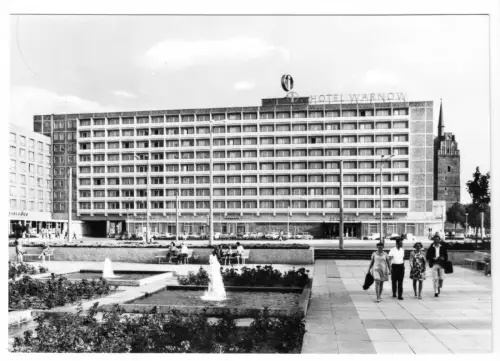 AK, Rostock, Hotel Warnow, Anlagen und Kröpeliner Tor, belebt, 1970