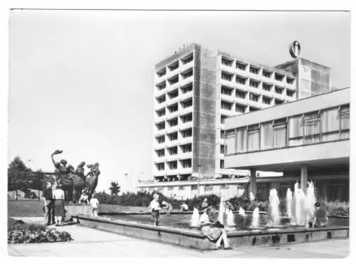 AK, Rostock, Hotel Warnow, mit Wasserspielen und Skuptur, belebt, 1979