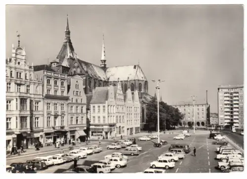 AK, Rostock, Blick vom Ernst-Thälmann-Platz zur Marienkirche, belebt, 1968