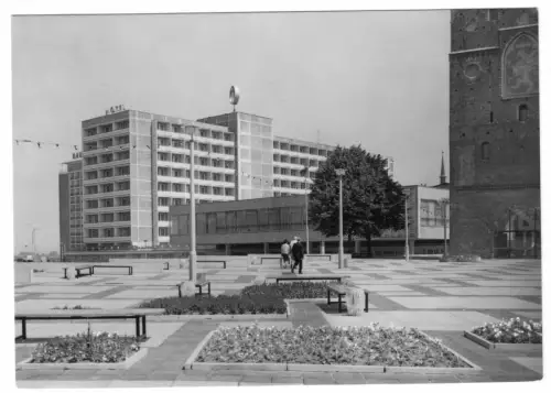 AK, Rostock, Blick vom  Kröpeliner Tor auf das Hotel Warnow, 1974