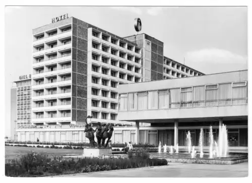 AK, Rostock, Hotel Warnow, mit Wasserspielen und Skuptur, 1975