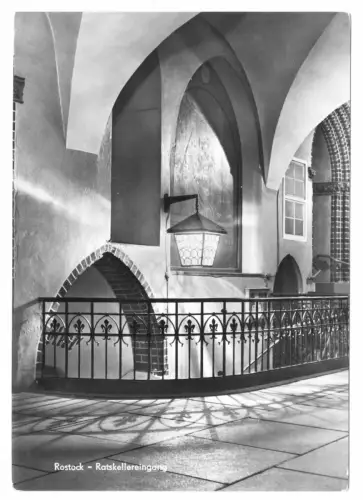 AK, Rostock, Eingang zum Ratskeller, Nachtansicht, Version 3, 1963
