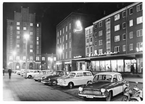 AK, Rostock, Breite Str. , Nachtansicht, zeitgen. Pkw, 1968