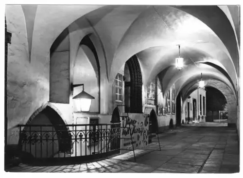 AK, Rostock, Eingang zum Ratskeller, Nachtansicht, Version 1, 1970