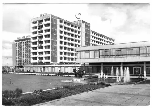 AK, Rostock, Interhotel Warnow mit Haus der Schiffahrt und Anlagen, 1974