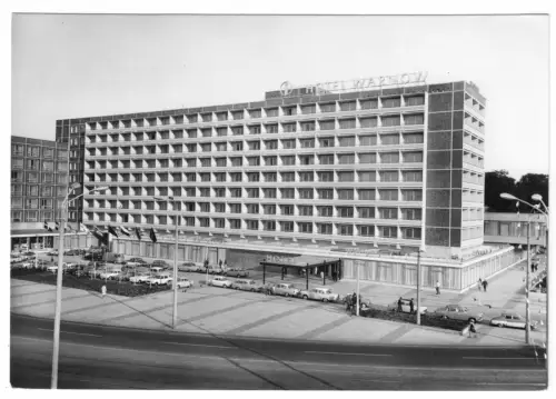 AK, Rostock, Hotel Warnow mit zeitgen. Pkw, 1968