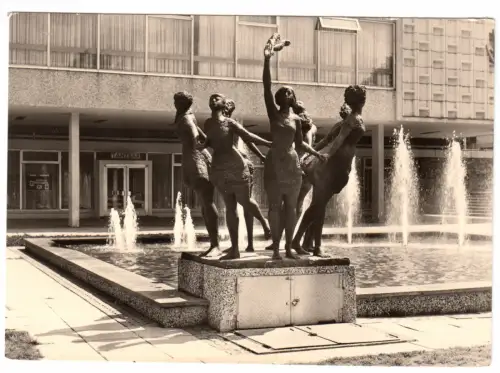 AK, Rostock, Plastik vor dem Hotel Warnow, 1971
