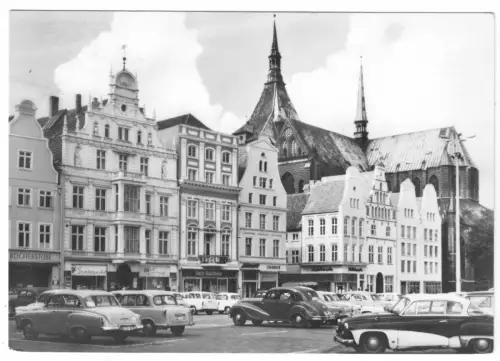 AK, Rostock, Giebelwand Thälmannplatz mit Marienkirche, 1968