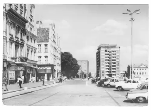 AK, Rostock, Partie am Thälmannplatz, belebt, 1971