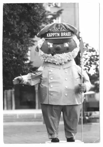 Foto im AK-Format, Rostock, Figur Käpp'n Brass, um 1966