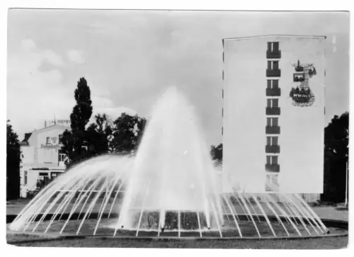 AK, Rostock, Springbrunnen vor dem Bahnhof und Bahnhofshotel, 1963