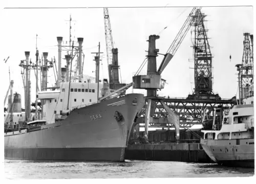 AK, Rostock, Partie im Überseehafen mit Schiff Gera, 1970