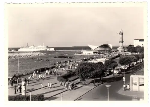 AK, Rostock Warnemünde, Strandpromenade mit Mole, Teepott und Leuchtturm, 1974