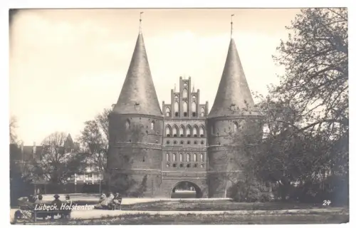 AK, Lübeck, Holsteintor und Anlagen, um 1928