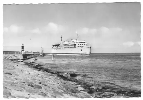 AK, Rostock Warnemünde, Hafeneinfahrt mit Fährschiff Warnemünde, 1967