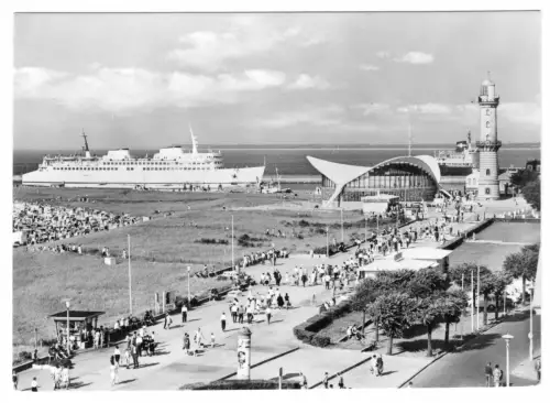 AK, Rostock Warnemünde, Promenade, Mole und einlaufendes Schiff, 1972