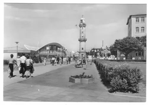 AK, Rostock Warnemünde, Strandpromenade mit Leuchtturm und Teepott, 1973