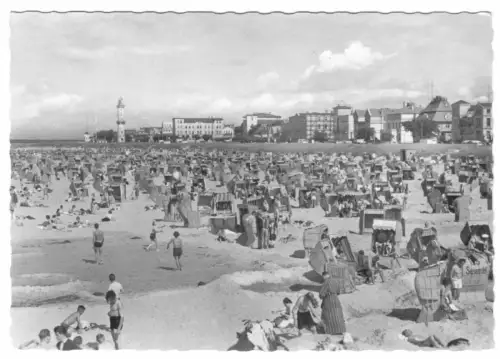 AK, Rostock Warnemünde, Strand belebt, 1957